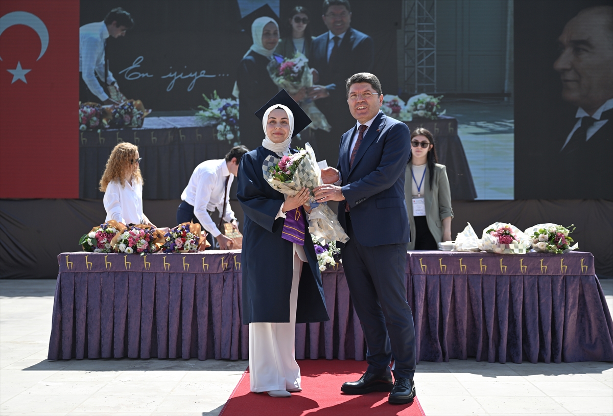 Adalet Bakanı Tunç, Hacettepe Üniversitesi hukuk ve iletişim fakültelerinin mezuniyet törenine katıldı: