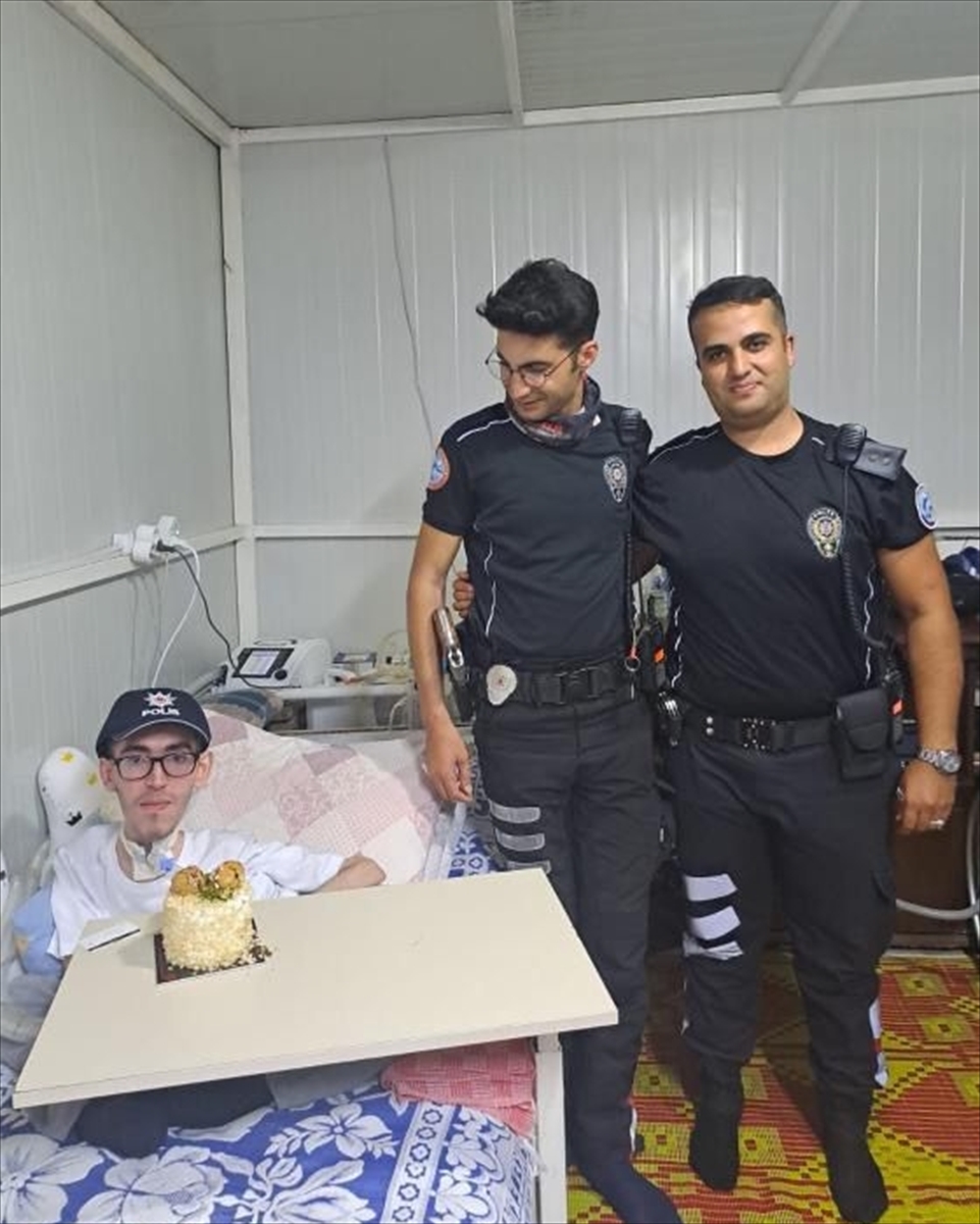 Hatay'da polisten kas hastası depremzede gence doğum günü sürprizi