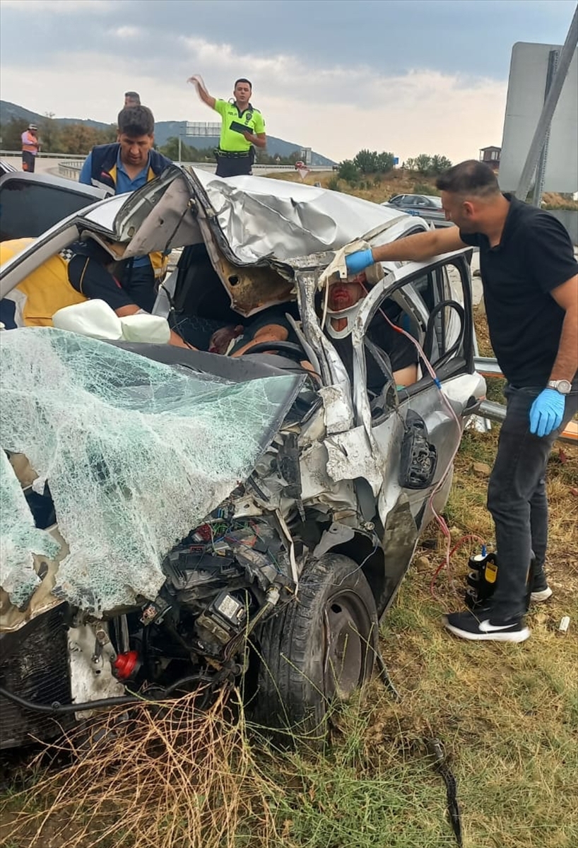 Isparta'da otomobilin kamyona çarptığı kazada 2 kişi yaşamını yitirdi