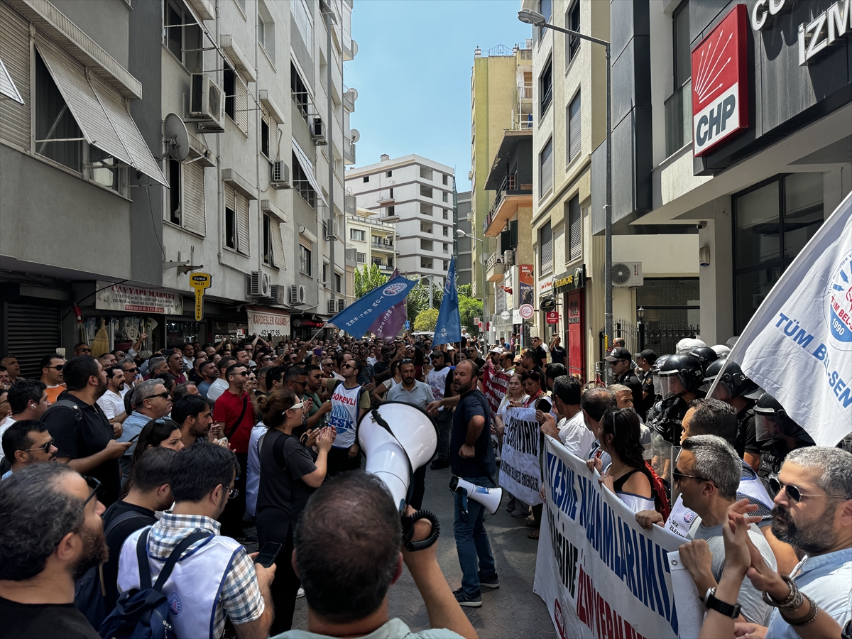 İzmir'de iş bırakan memurlar CHP İl Başkanlığına yürüdü
