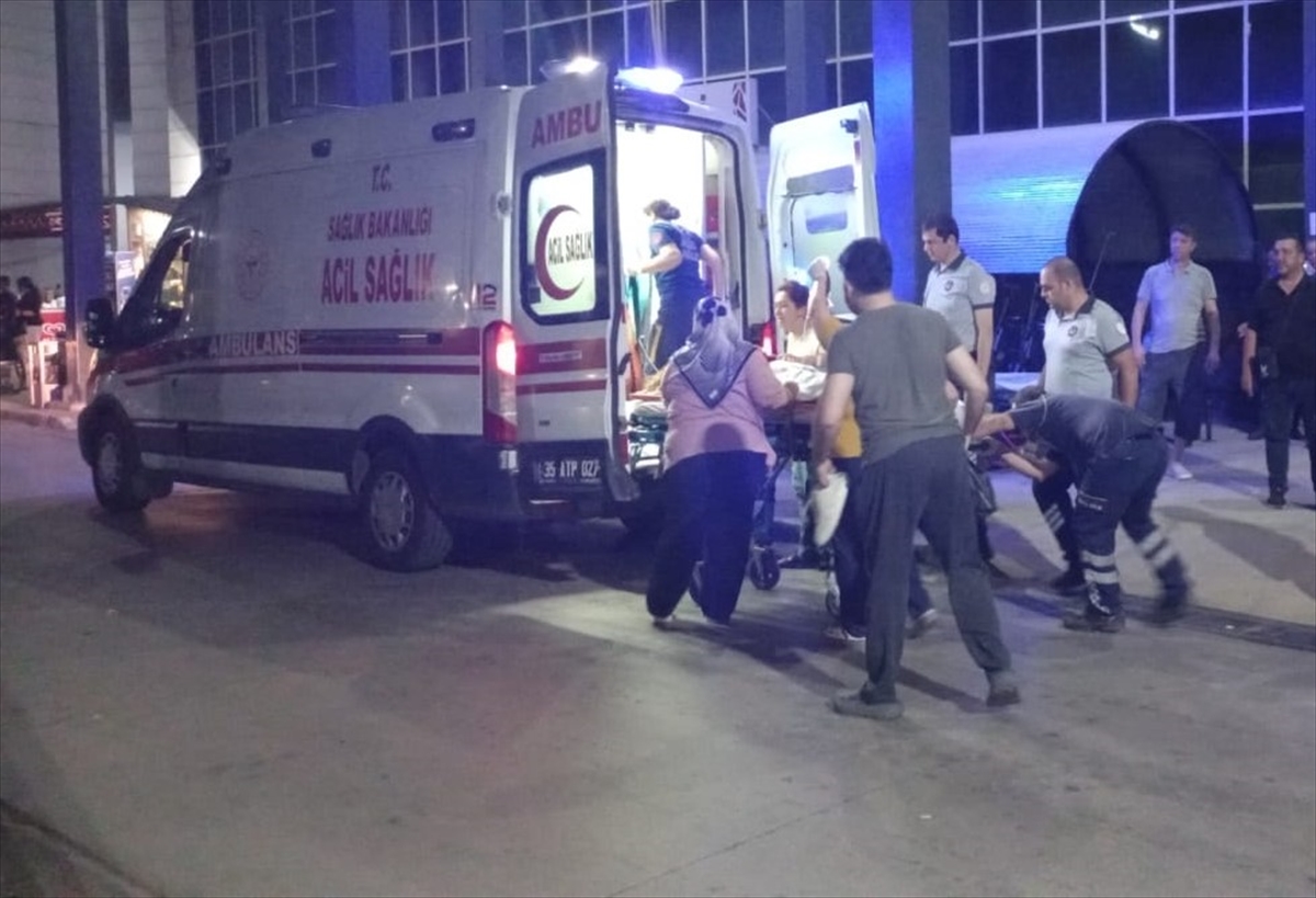 İzmir'de park halindeki kamyona çarpan otomobildeki 4 kişi yaralandı