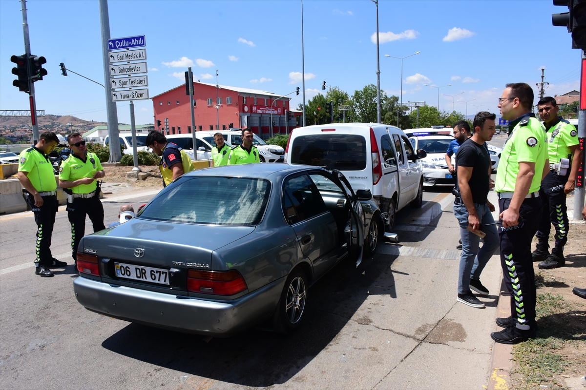 Kırıkkale'de otomobilin polis aracına çarpması sonucu 3 kişi yaralandı
