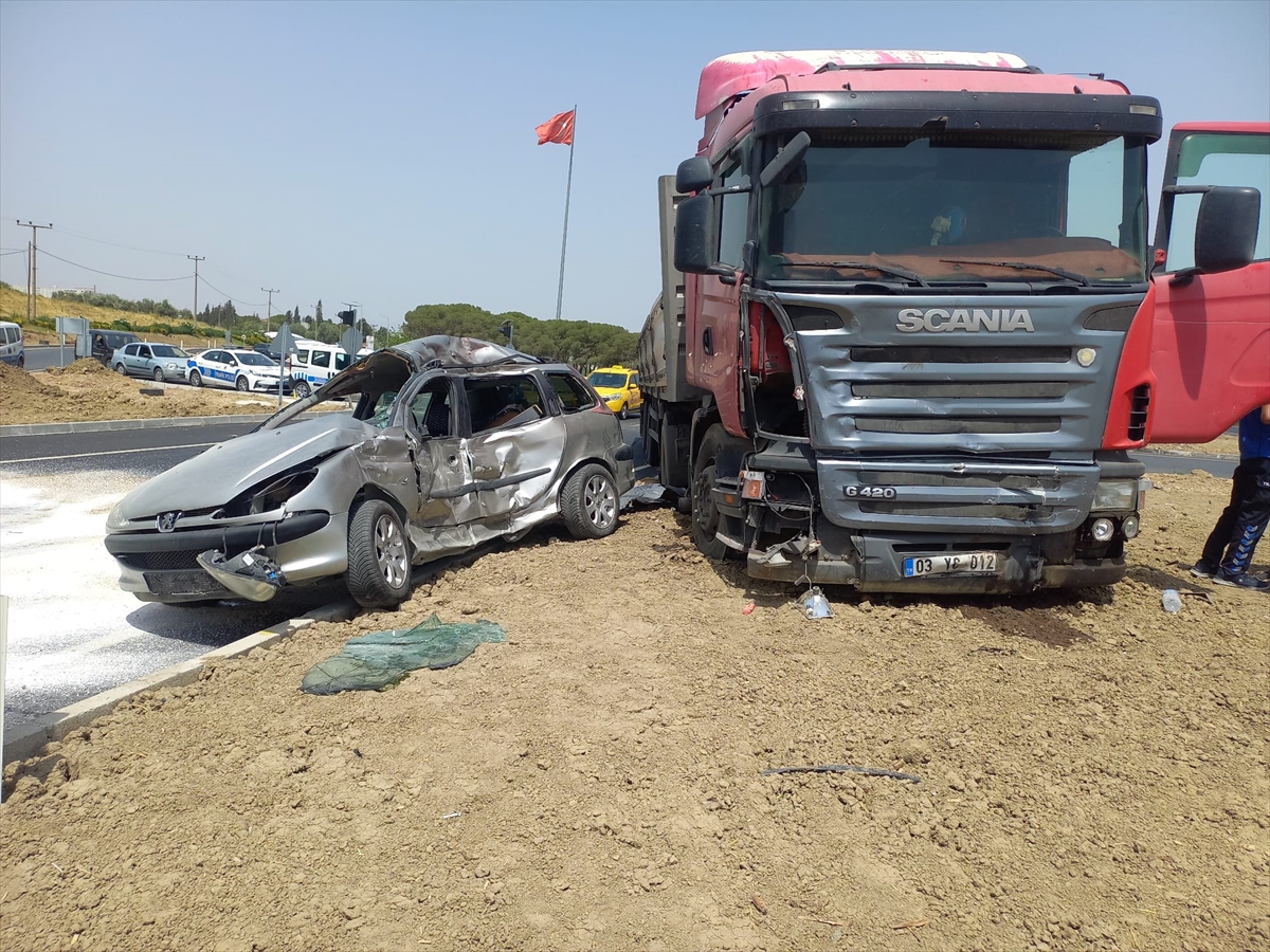 Manisa'da tırla çarpışan otomobildeki 3 kişi yaralandı