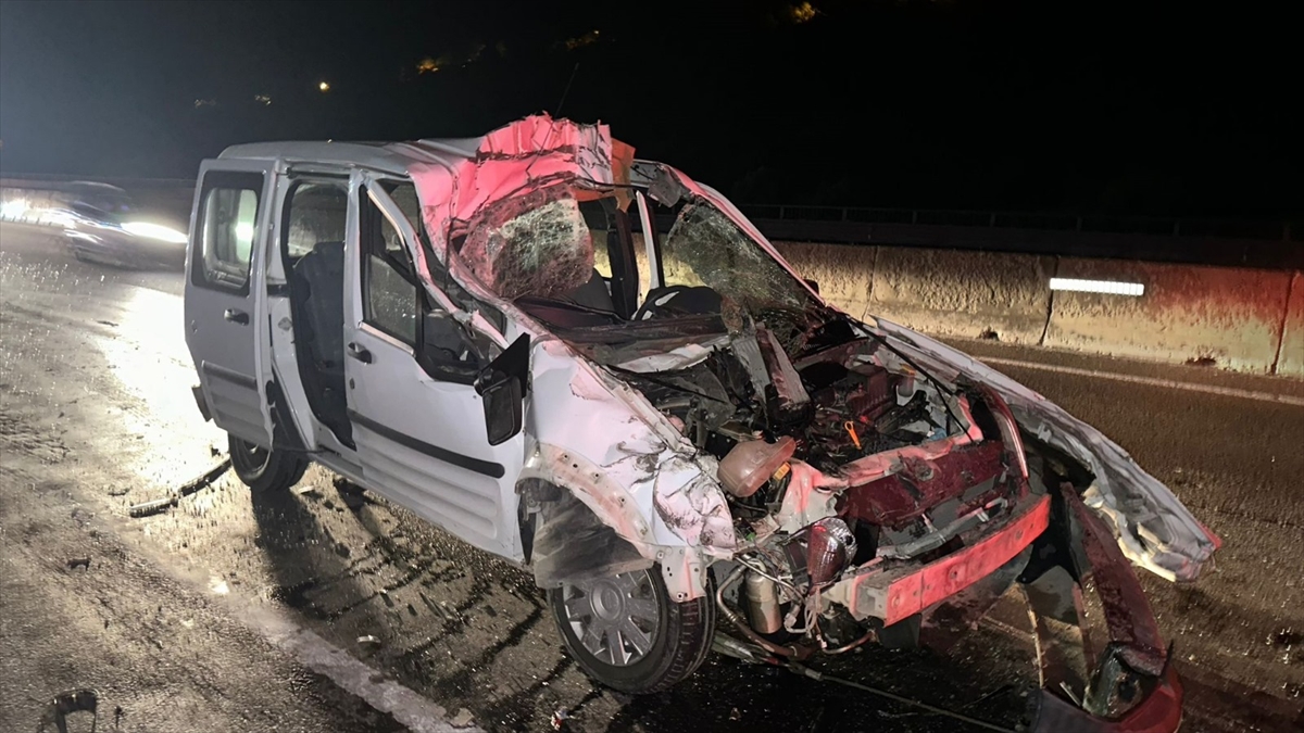 Sakarya'da tıra çarpan hafif ticari araç sürücüsü ağır yaralandı