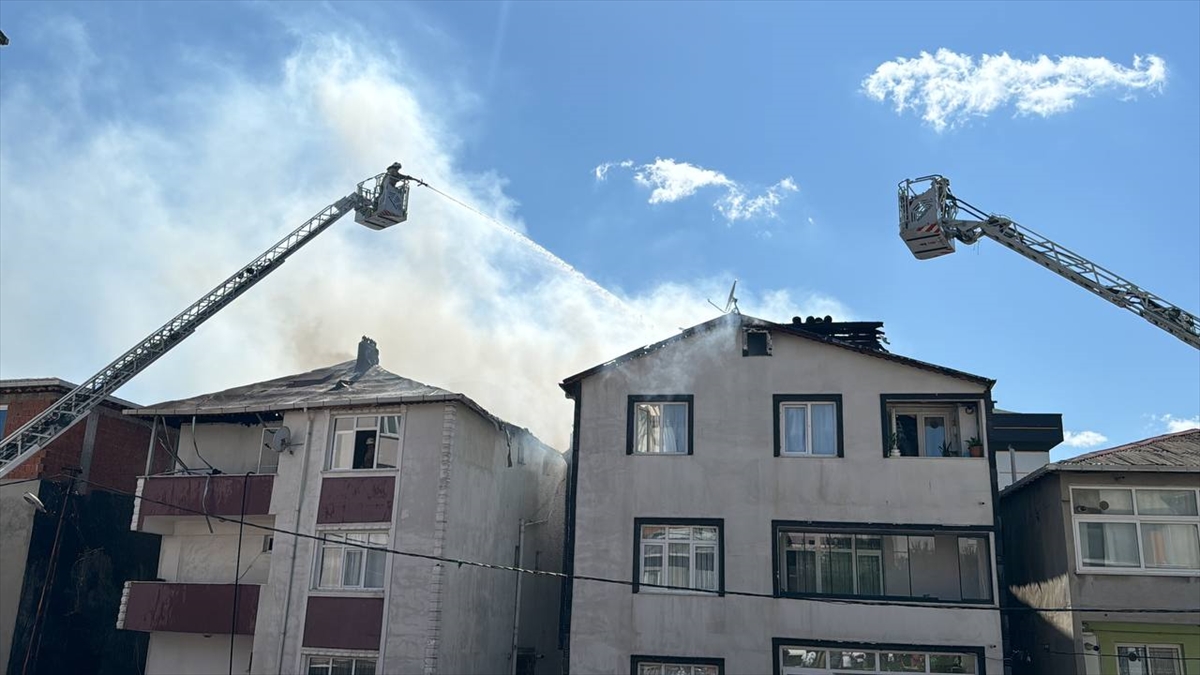 Sultanbeyli'de bitişik iki binanın çatılarındaki yangın hasara neden oldu