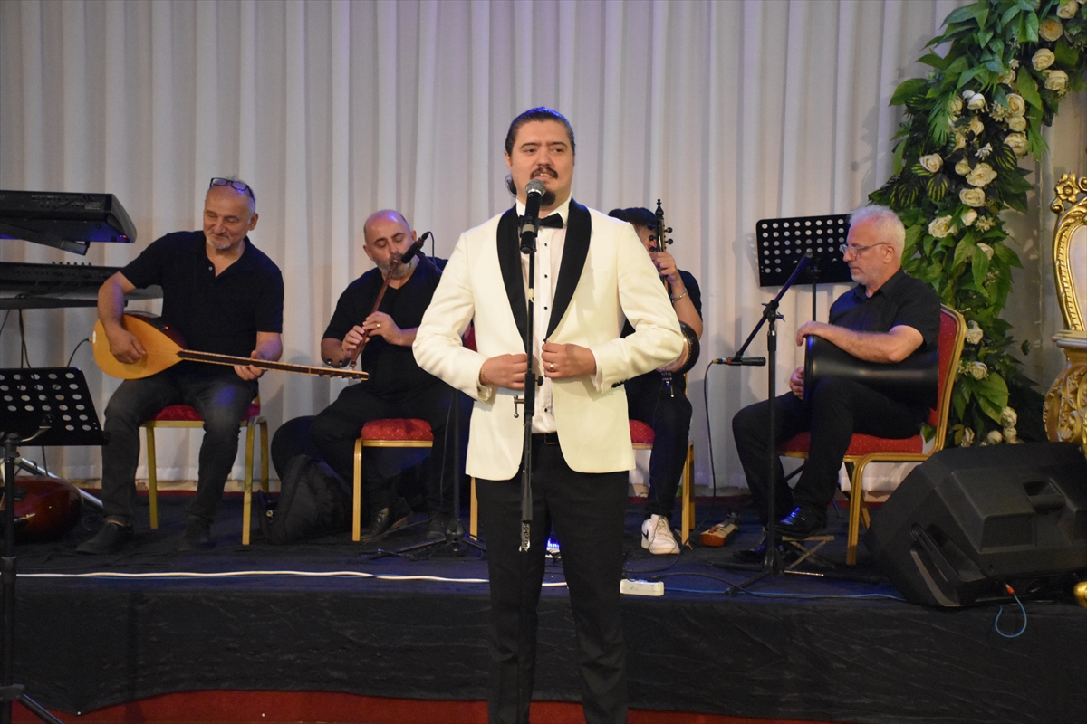 Trabzon'da piyanist gelin ve opera sanatçısı damat düğünlerinde sahne aldı