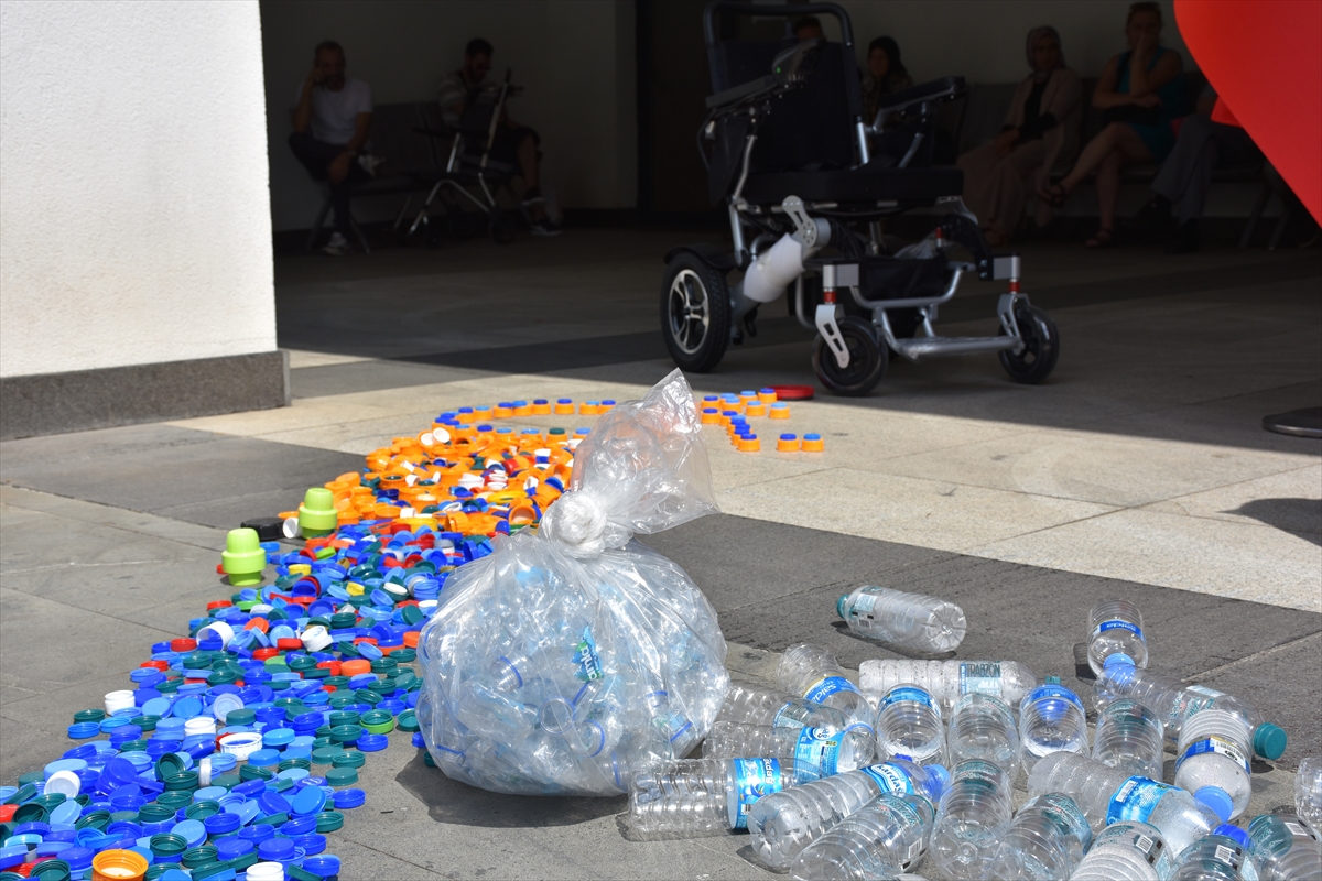 Trabzon'da plastik atıklarla engelli çocuğa akülü araç alındı