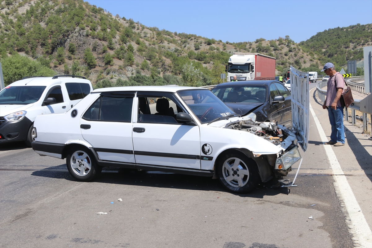 Amasya'da iki otomobilin çarpıştığı kazada 3 kişi yaralandı