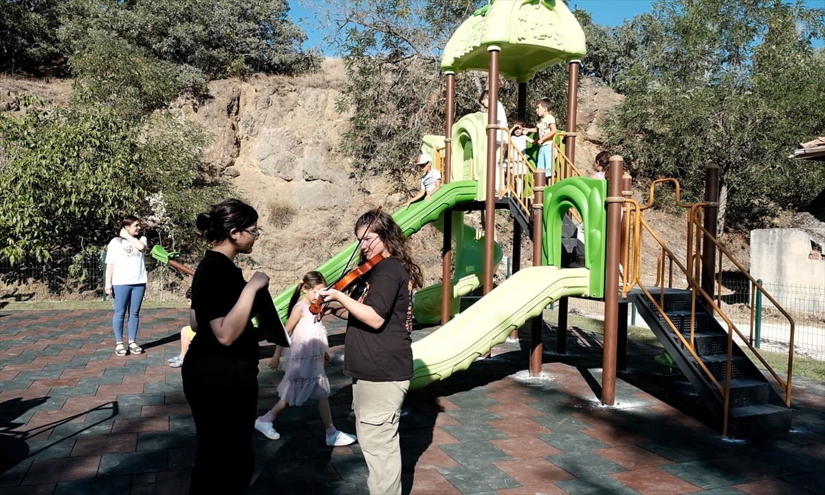 Amasya'da oyun parkı için yürüyüş yapan çocuklar isteklerine kavuştu
