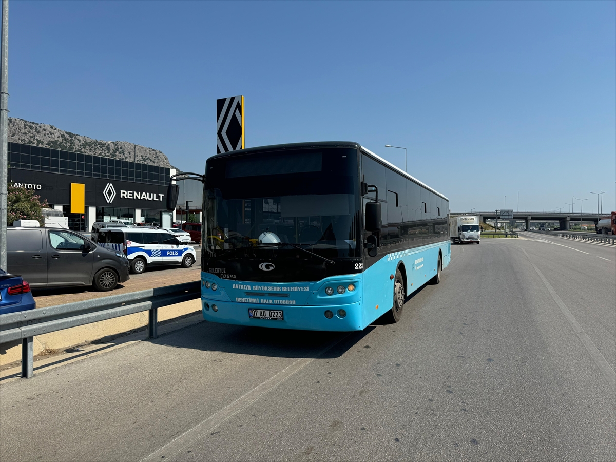Antalya'da halk otobüsünde şoförle tartışan yolcu anahtarı alıp kaçtı