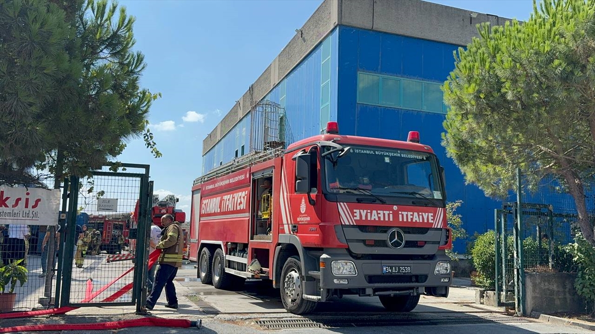 Arnavutköy'de fabrikada çıkan yangın söndürüldü