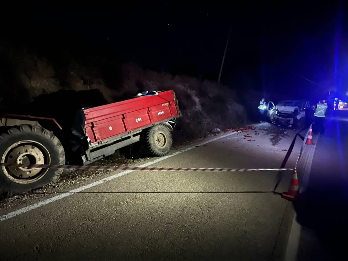 Balıkesir'de otomobilin traktöre çarpması sonucu 1 kişi öldü, 3 kişi yaralandı