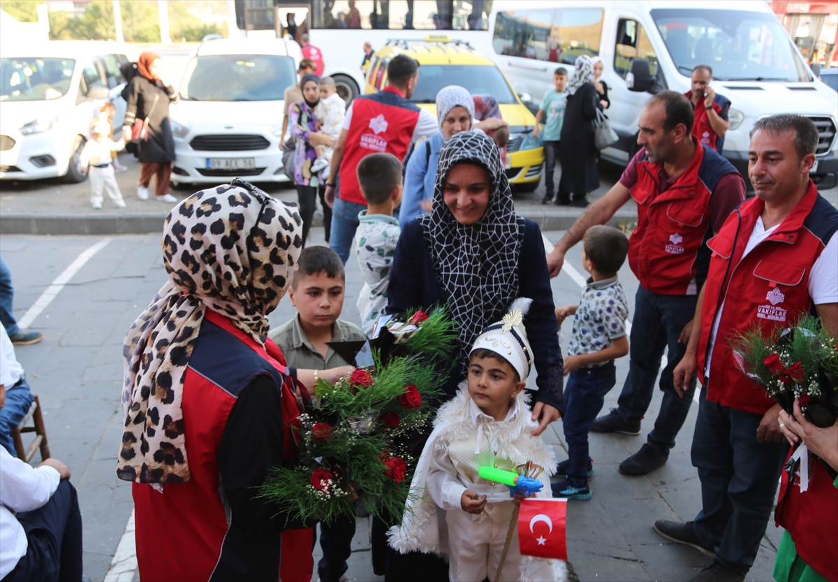 Bitlis Vakıflar Bölge Müdürlüğünce sünnet ettirilen 20 çocuk için şölen düzenlendi