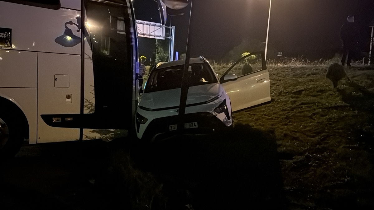Bolu'da sürücüsü direksiyon başında uyuyan otomobil aydınlatma direği ve otobüse çarptı