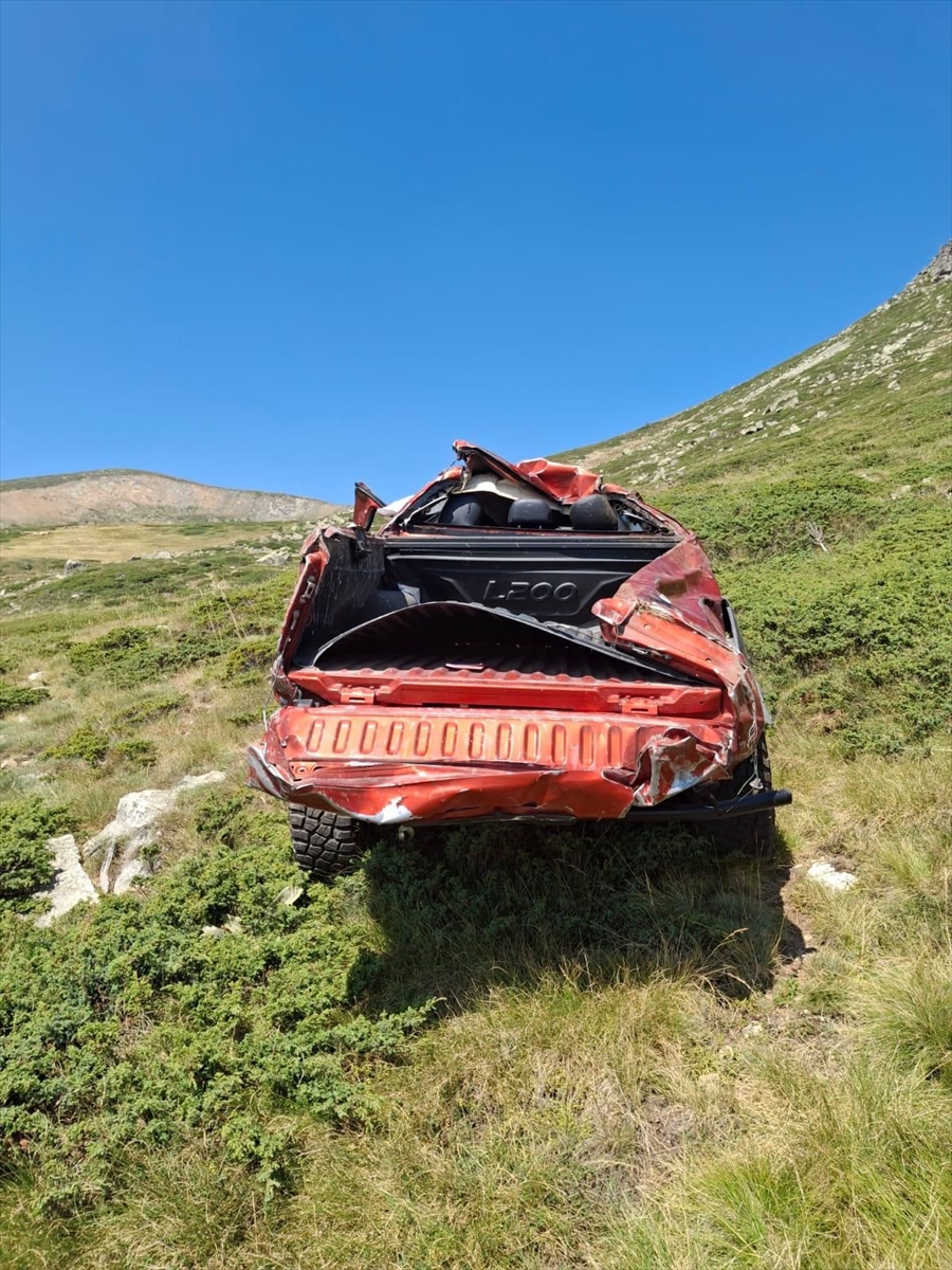 Bursa'da uçurumdan yuvarlanan off-road aracındaki 2 kişi helikopterle kurtarıldı