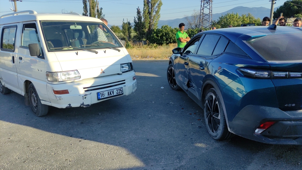 Bursa'da zincirleme trafik kazasında 2 kişi yaralandı