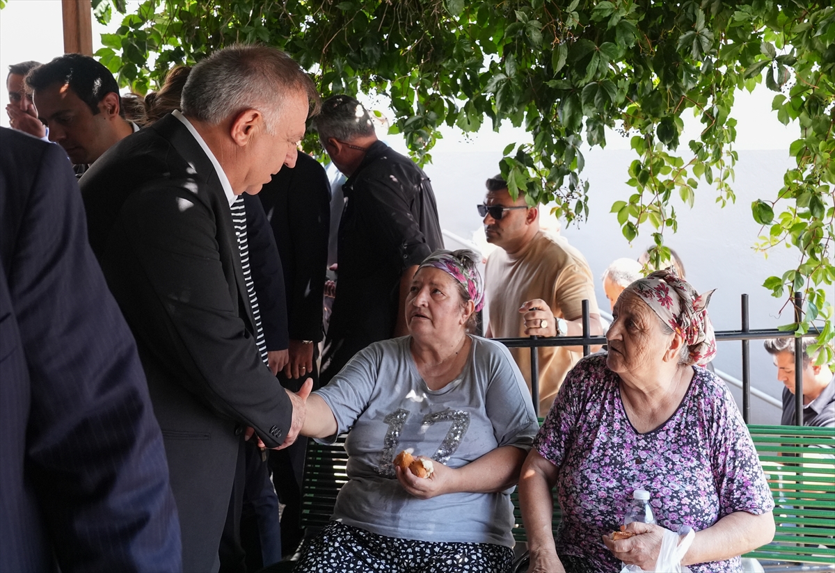 CHP Genel Başkan Yardımcısı Zeybek, İzmir'de yangında zarar gören Sancaklı Mahallesi'ni ziyaret etti