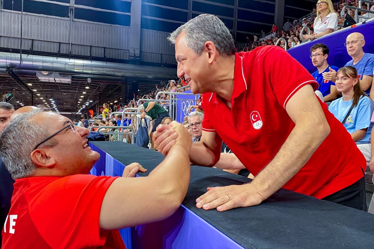 CHP Genel Başkanı Özel, A Milli Kadın Voleybol Takımı'nı kutladı