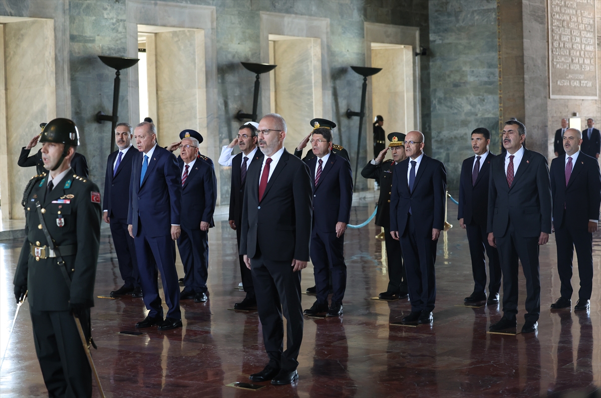 Cumhurbaşkanı Erdoğan başkanlığındaki YAŞ üyeleri Anıtkabir'i ziyaret etti