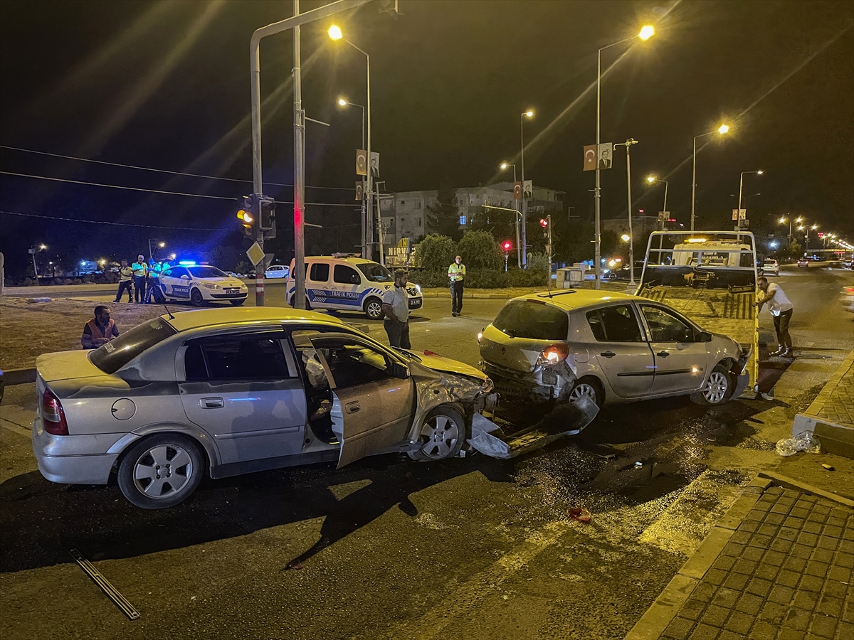 Diyarbakır'da 3 otomobilin karıştığı kazada 7 kişi yaralandı