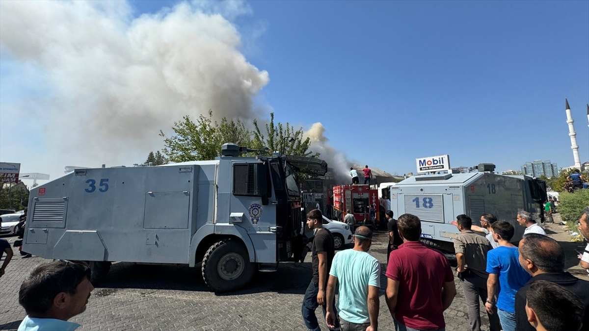 Diyarbakır'da 3. Sanayi Sitesi'nde çıkan yangına müdahale ediliyor