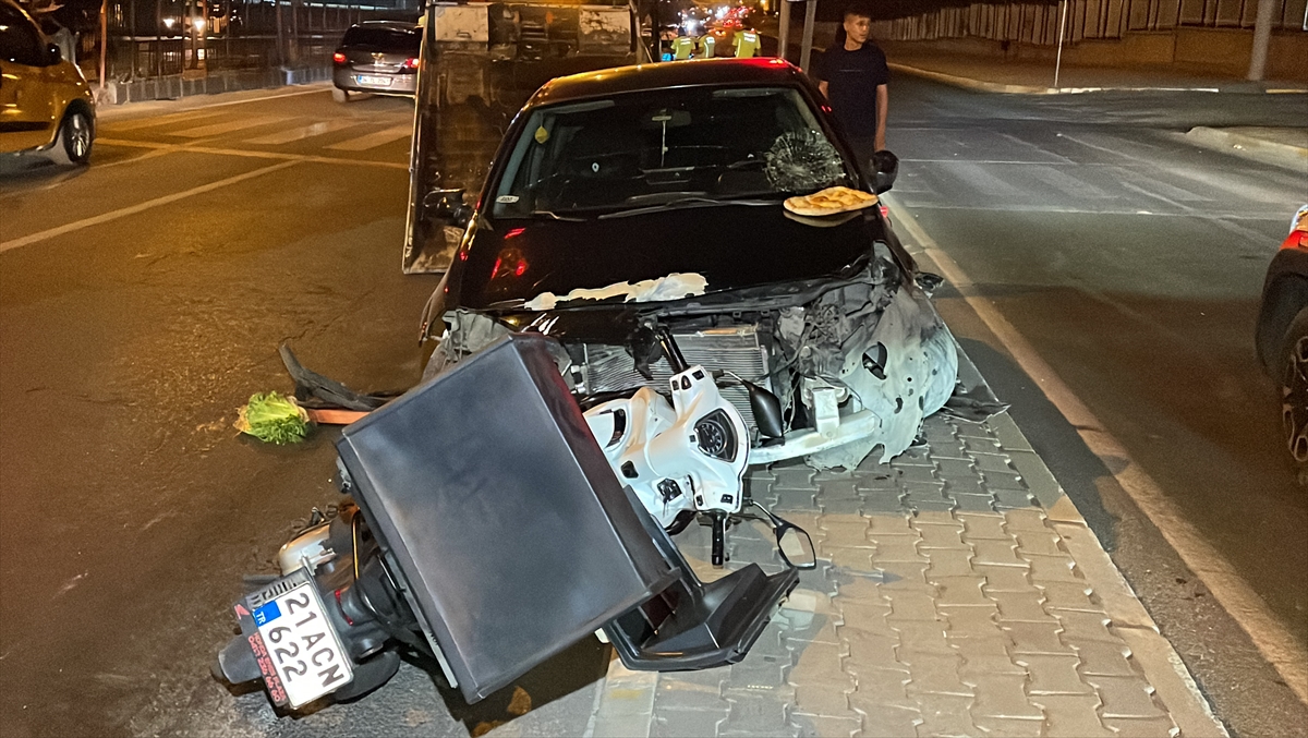 Diyarbakır'da otomobil, motosiklet ve yayalara çarptı, 5 kişi yaralandı