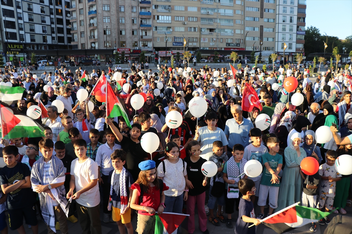 Elazığ'da çocuklar Gazze'de ölen akranlarına dikkati çekmek için yürüdü