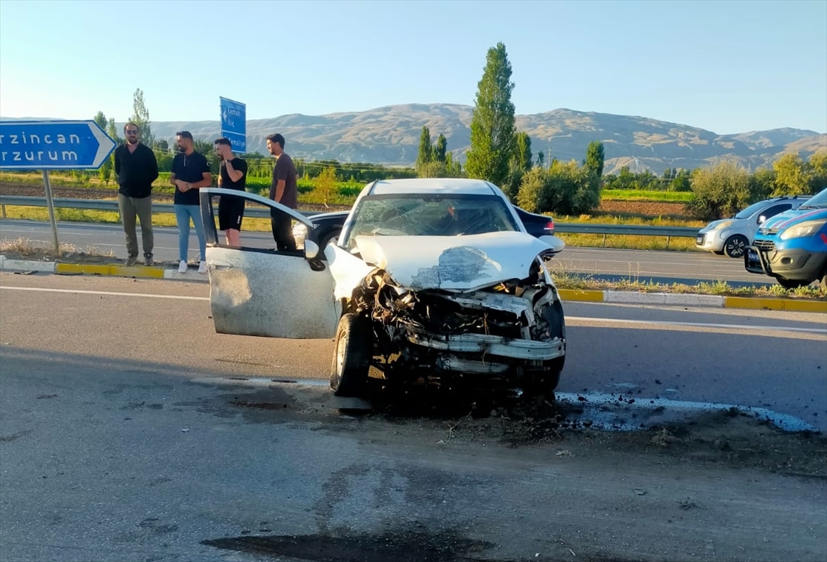 Erzincan’da iki otomobilin çarpıştığı kazada 8 kişi yaralandı