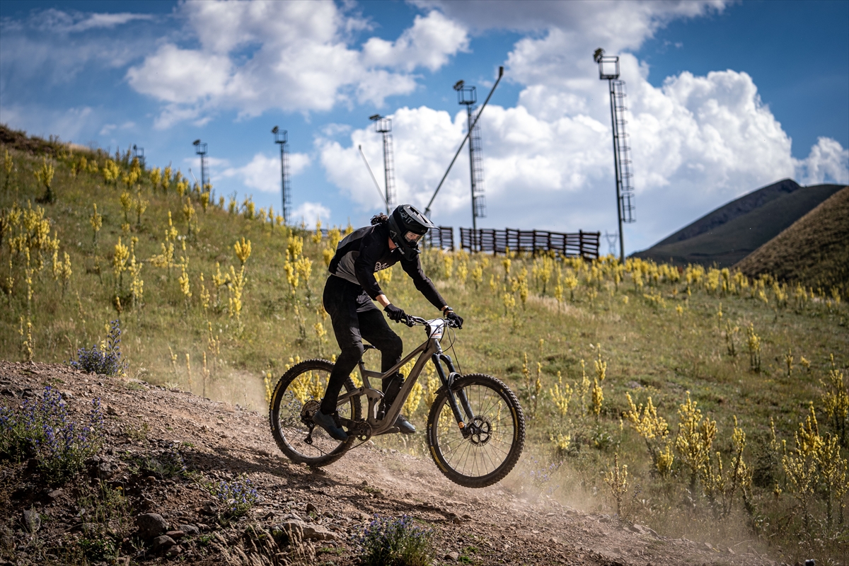 Erzurum'da bisikletçiler Downhill Türkiye Şampiyonası öncesi resmi antrenman yaptı