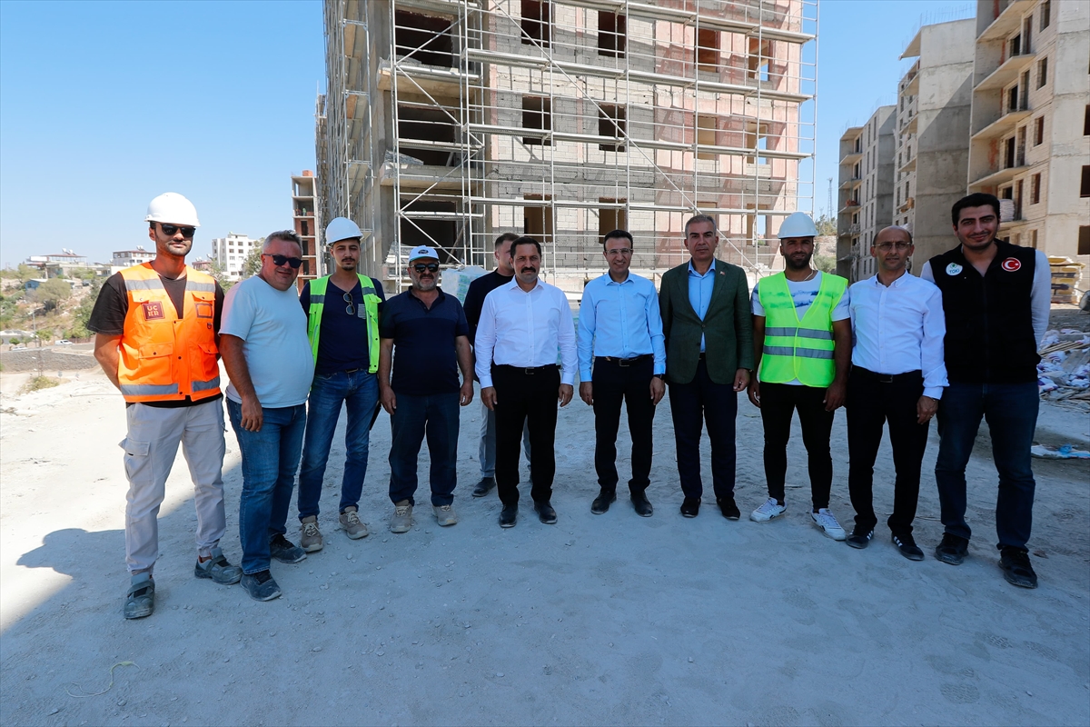 Hatay Valisi Mustafa Masatlı, yapımı devam eden deprem konutlarını inceledi