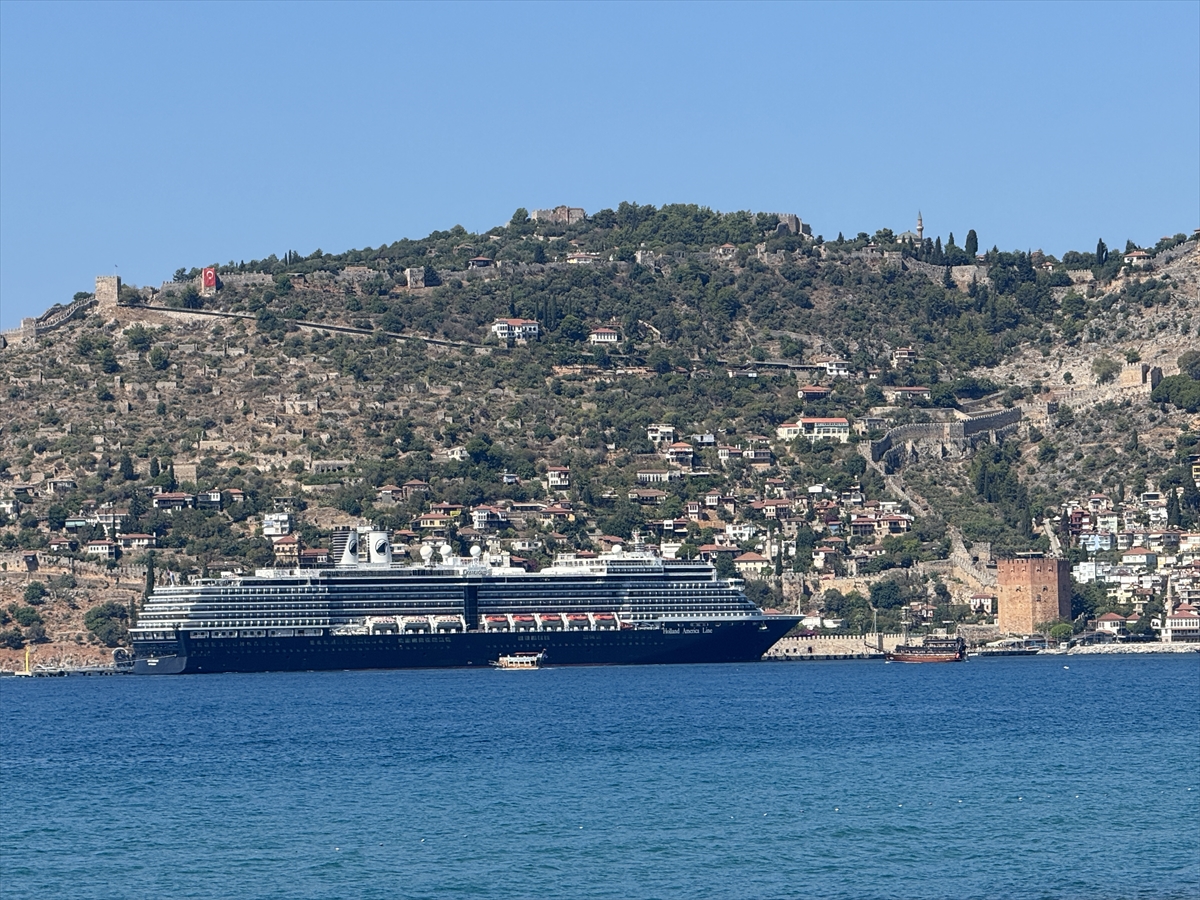 Hollanda bayraklı “Oosterdam” kruvaziyeri Alanya Limanı'na demirledi