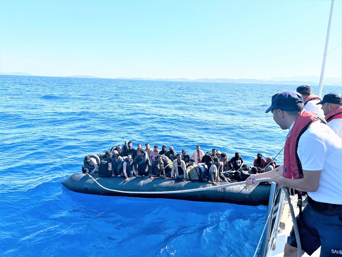 İzmir'de 51 düzensiz göçmen kurtarıldı, 36 göçmen yakalandı