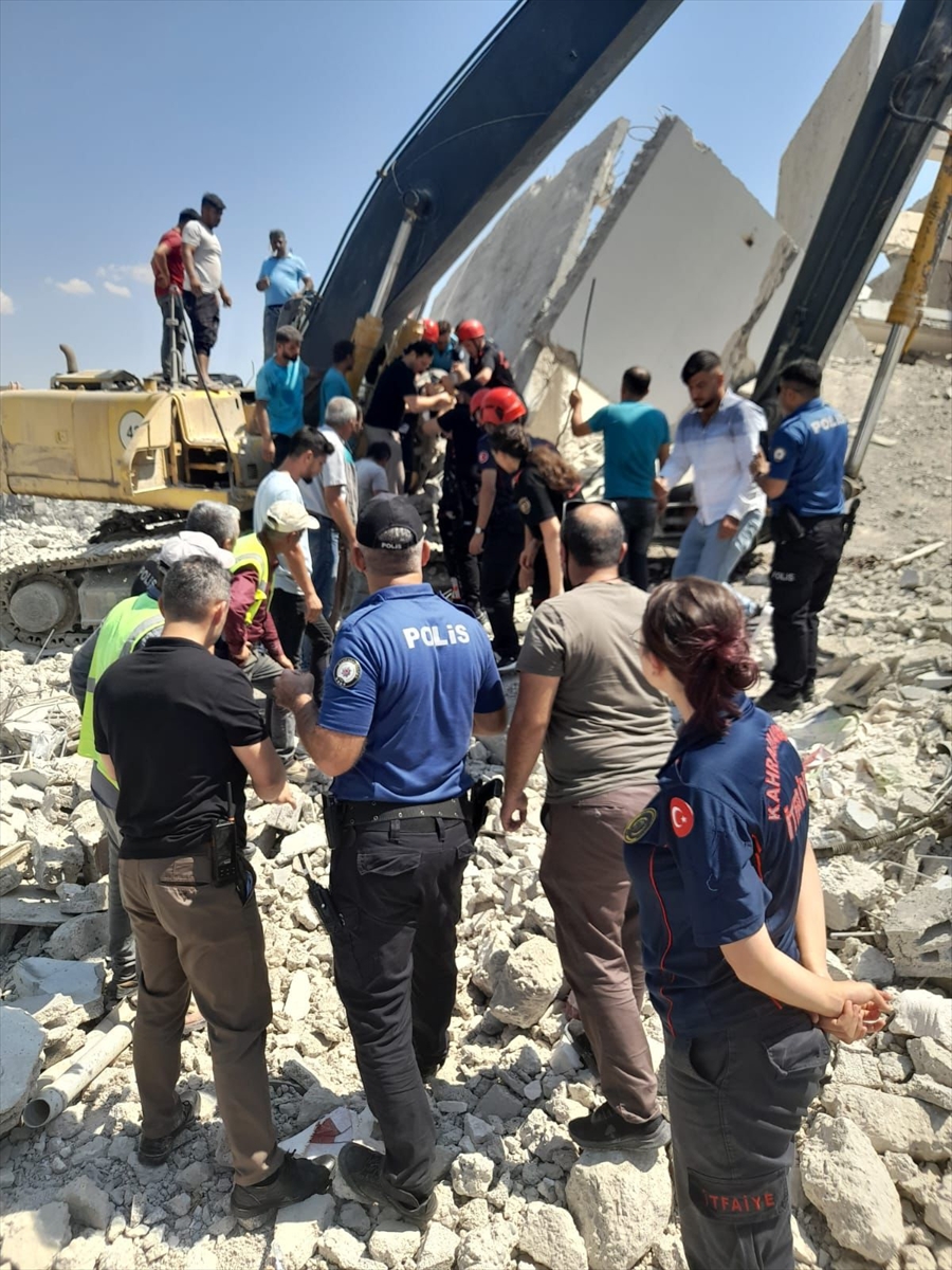 Kahramanmaraş'ta yıkım sırasında enkaz altında kalan operatör yaralı kurtarıldı