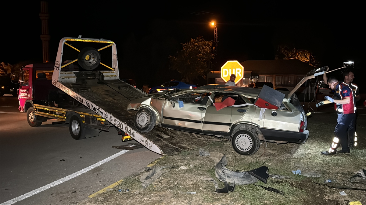 Karabük'te hafif ticari araç ile otomobilin çarpıştığı kazada 5 kişi yaralandı