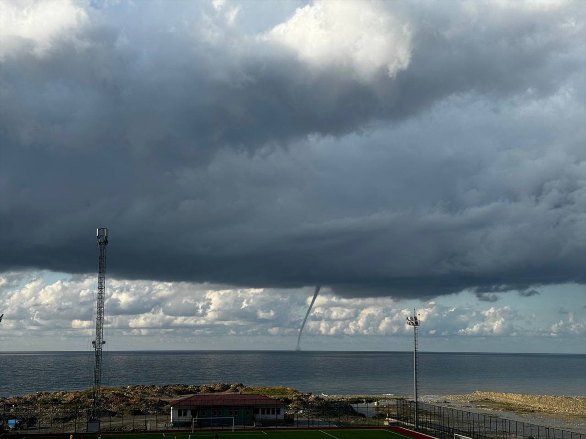 Karadeniz'de hortum oluştu