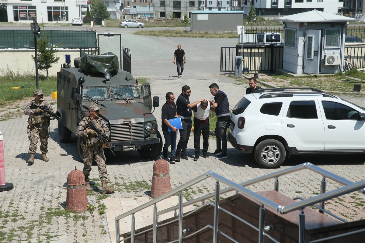 Kars'ta aranan cinayet zanlısı İran'a kaçmak isterken tırda yakalandı