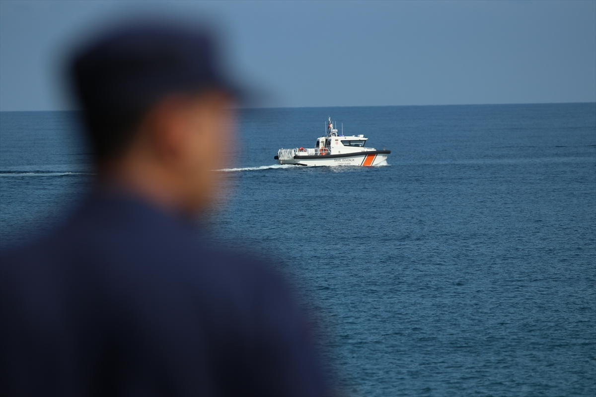 GÜNCELLEME – Kastamonu'da batan teknedeki 3 kişiyi arama çalışmaları sürüyor