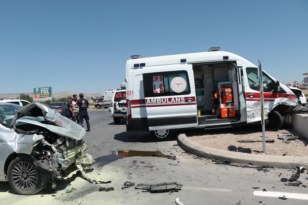 Kayseri'de ambulans ile otomobilin çarpışması sonucu 6 kişi yaralandı