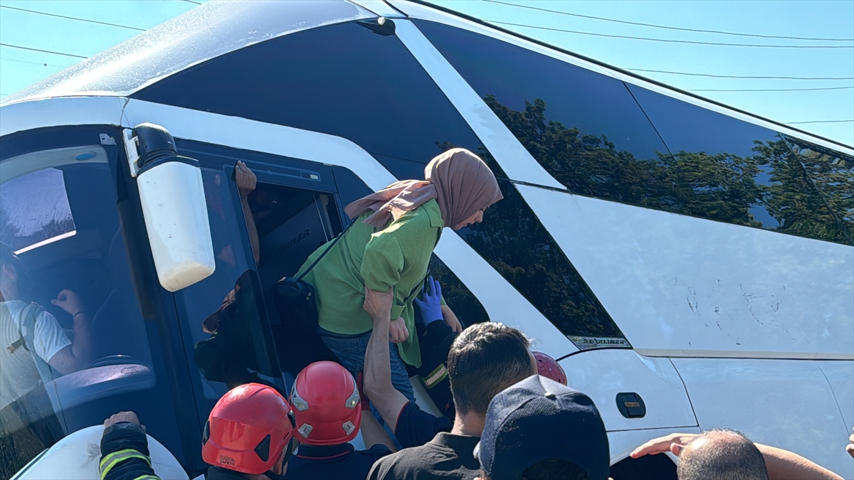 Kocaeli'de yan yatan tur otobüsünde mahsur kalan yolcular kurtarıldı
