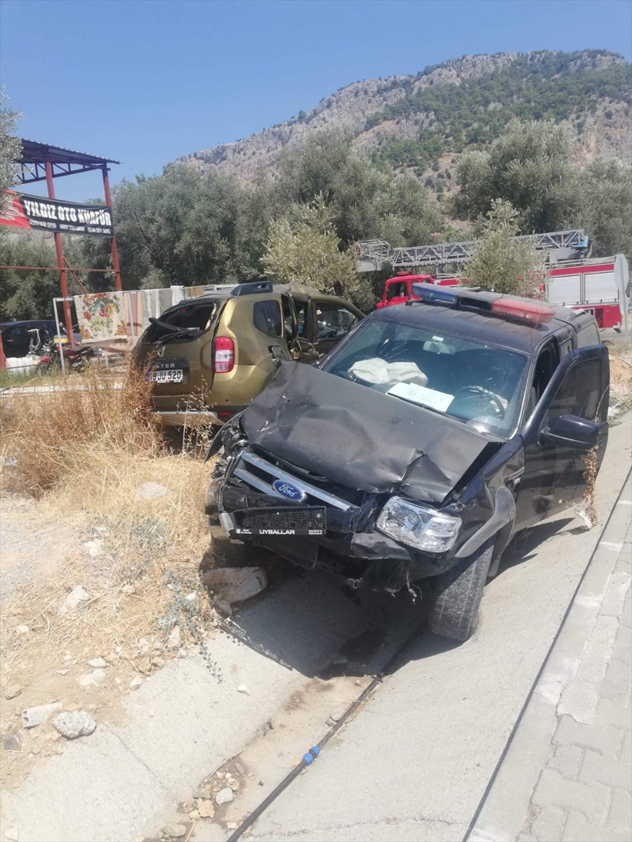 Muğla'da kamyonet ile otomobilin çarpıştığı kazada 1 kişi öldü