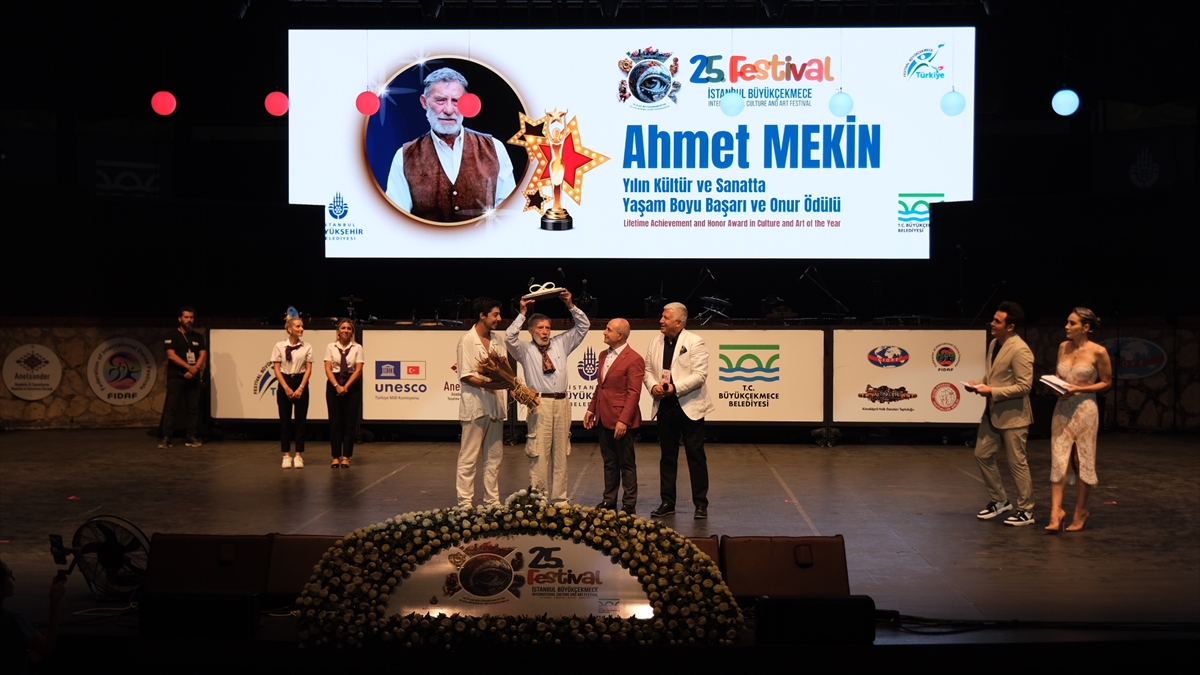 Oyuncu Ahmet Mekin ve Göksel Kortay, Büyükçekmece'de ödül aldı
