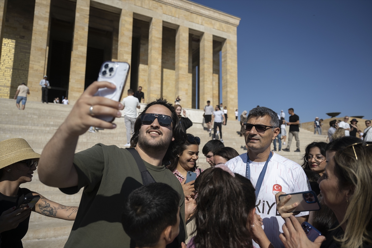 Paris 2024'e katılan milli atıcılar, Anıtkabir'i ziyaret etti