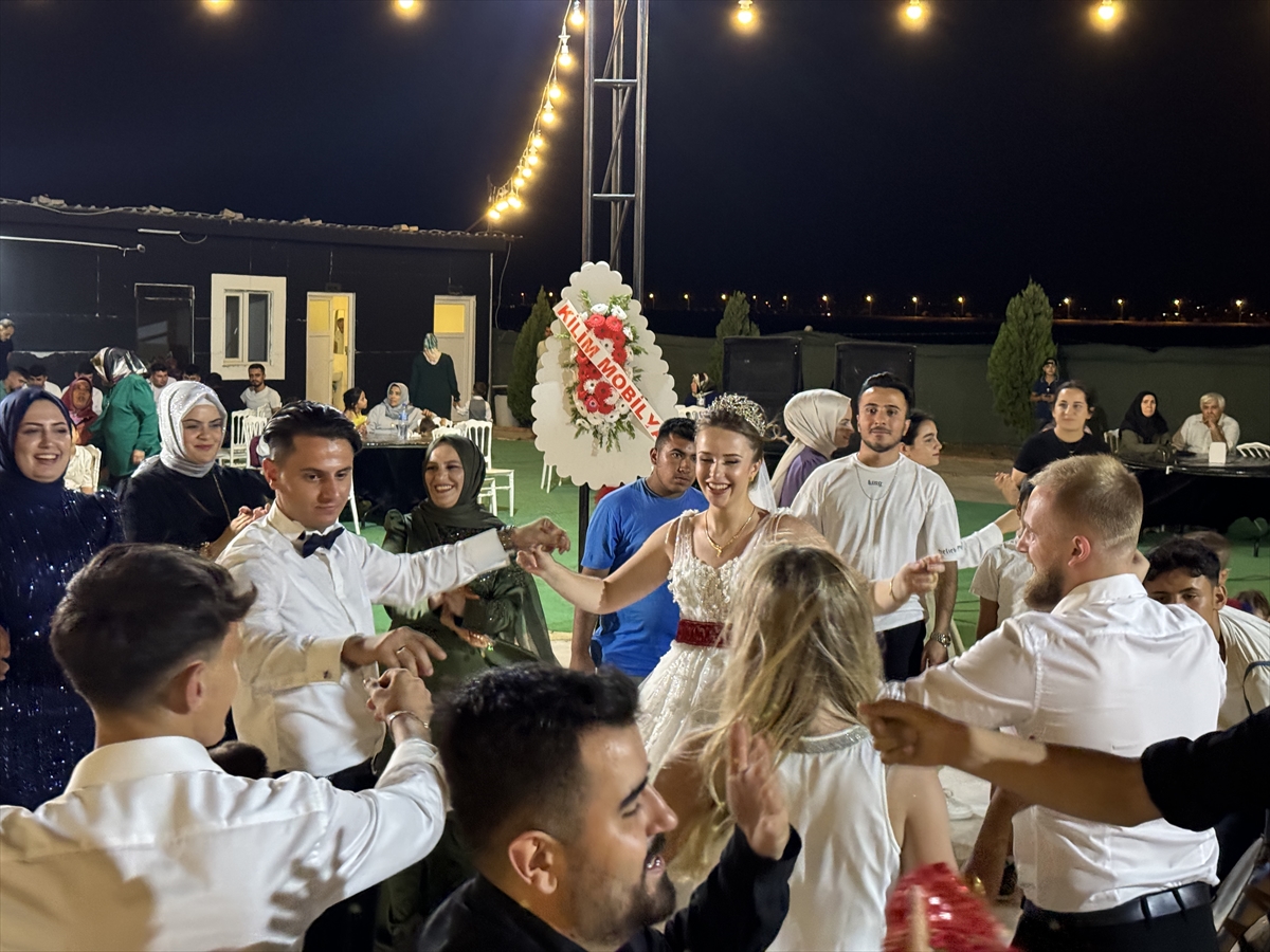 Rusya'dan Kahramanmaraş'a gelin gelen Arina için yöresel düğün yapıldı