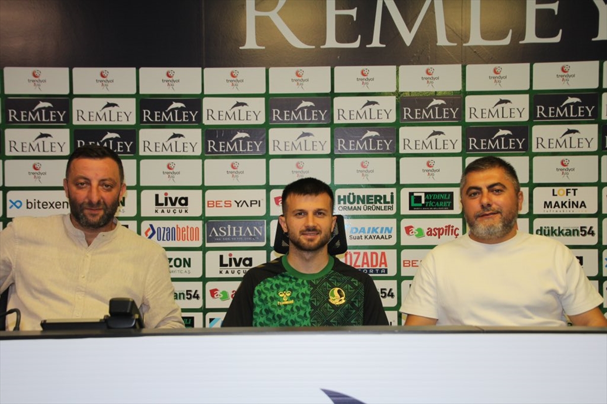Sakaryaspor, orta saha oyuncusu Murat Cem Akpınar'ı yeniden kiraladı