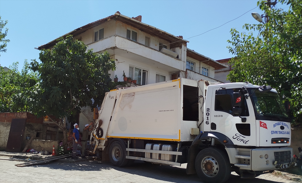 Sinop'ta çevreye kötü kokuların yayıldığı evden 7 kamyon çöp çıktı