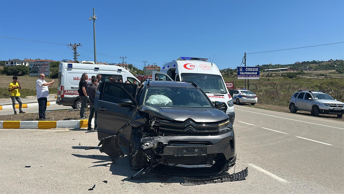Sinop'ta iki otomobilin çarpıştığı kazada 8 kişi yaralandı