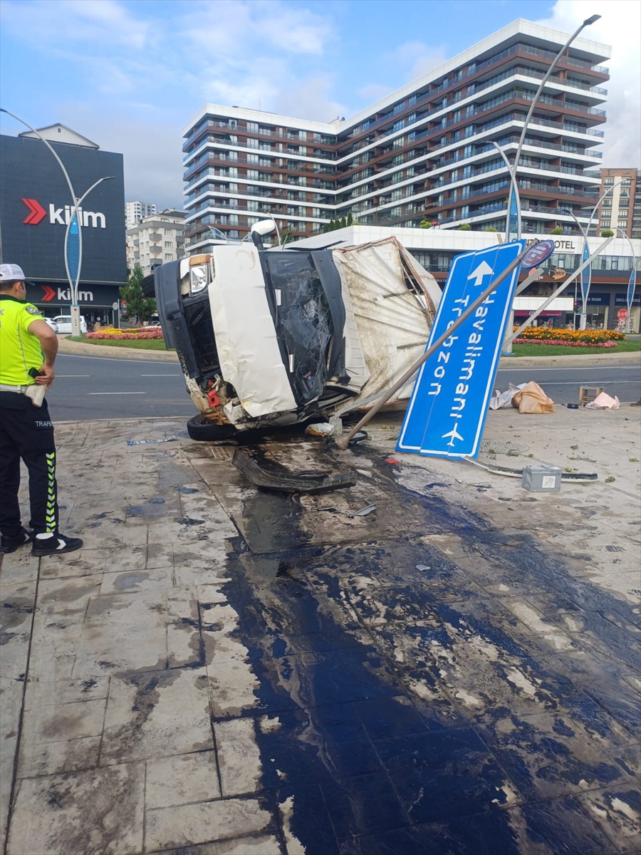 Trabzon'da tarım işçilerini taşıyan kamyonet ile taksi çarpıştı, 20 kişi yaralandı