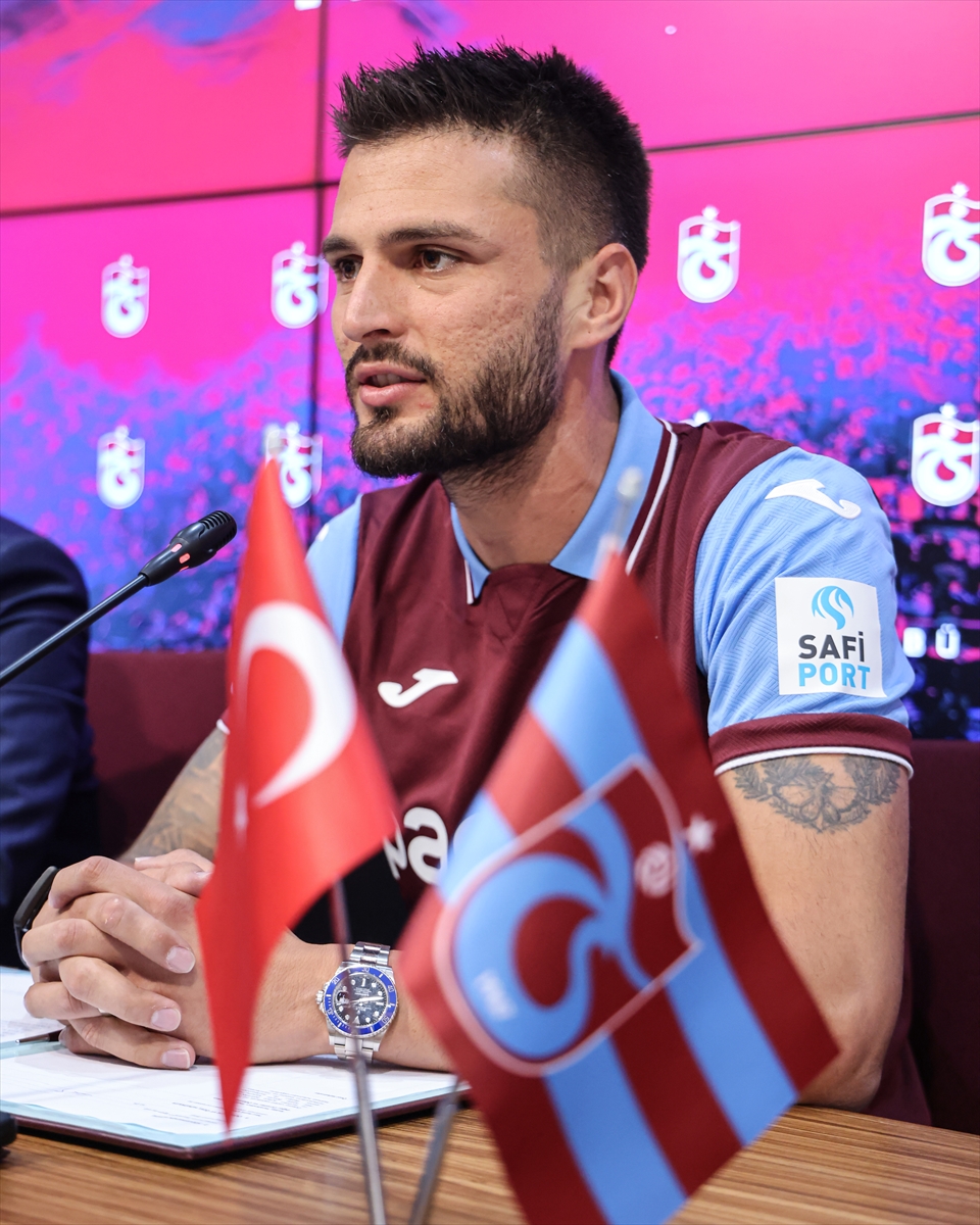 Trabzonspor'da Okay Yokuşlu için imza töreni düzenlendi