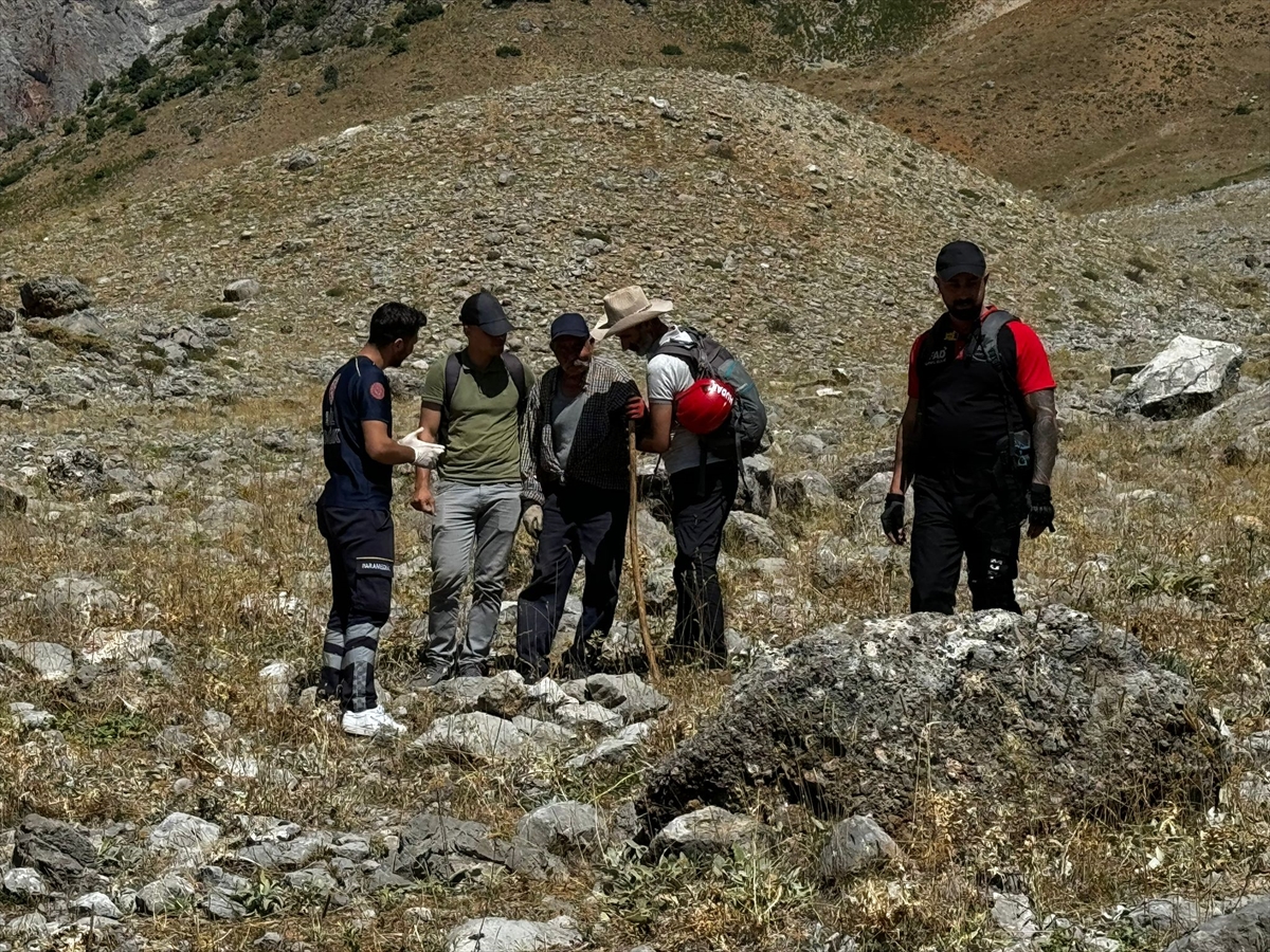 Dağlık arazide mahsur kalan baba ile oğlu, böyle kurtarıldı