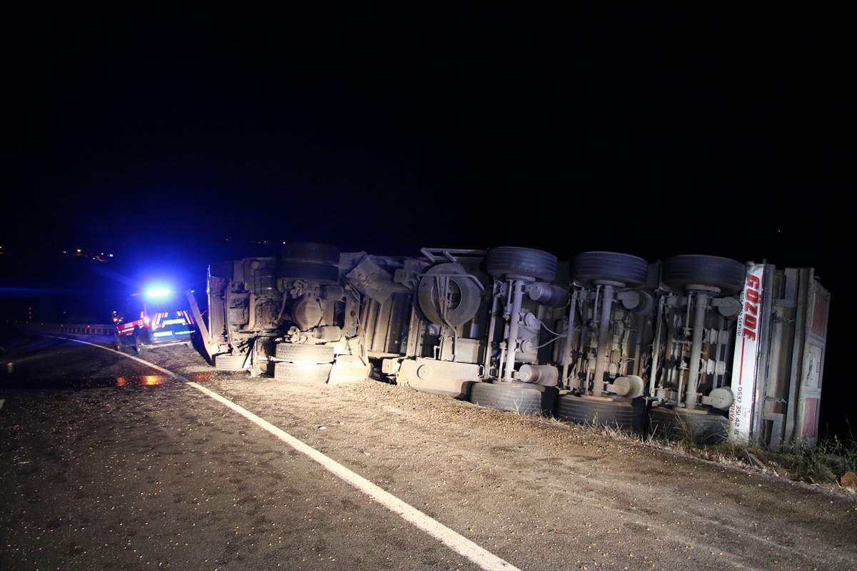 Uşak'ta devrilen mısır yüklü tırın sürücüsü yaralandı